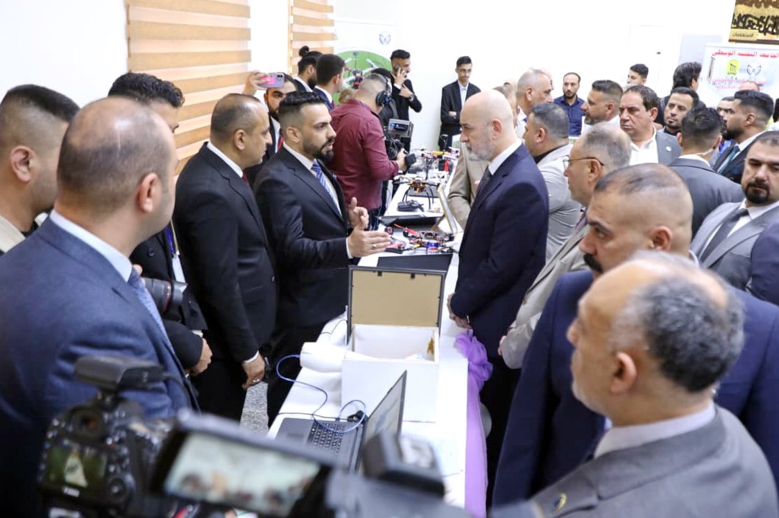 وزير التعليم يفتتح الحاضنة التكنولوجية ومعرض الوظائف والابتكار في الجامعة التقنية الوسطى
