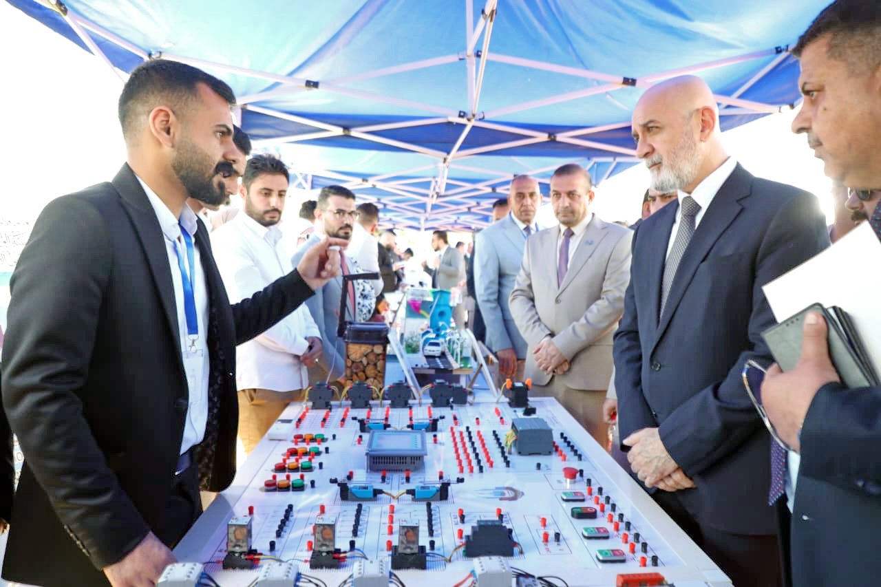 وزير التعليم يفتتح الحاضنة التكنولوجية ومعرض الوظائف والابتكار في الجامعة التقنية الوسطى